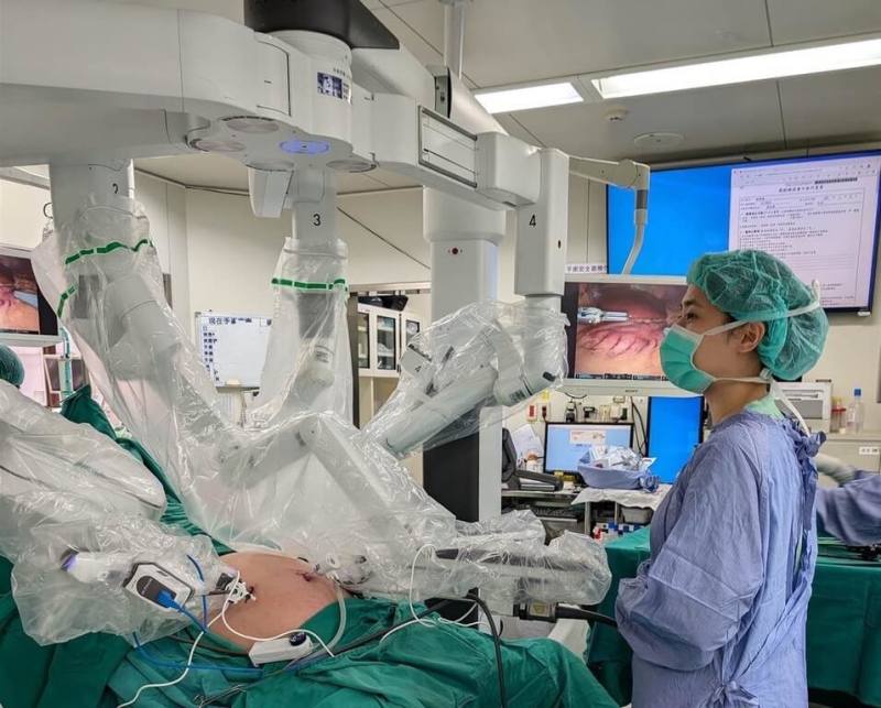 健保署2020年因應亞洲人體質，將減重手術適應症下修為BMI大於37.5或BMI大於32.5且合併有高危險併發症，如糖尿病、高血壓或呼吸睡眠中止症。許多符合資格的民眾因手術所需費用較昂貴而卻步，健保署2024年9月宣布，機械輔助手術費用正式納入健保給付。（長庚醫院提供）