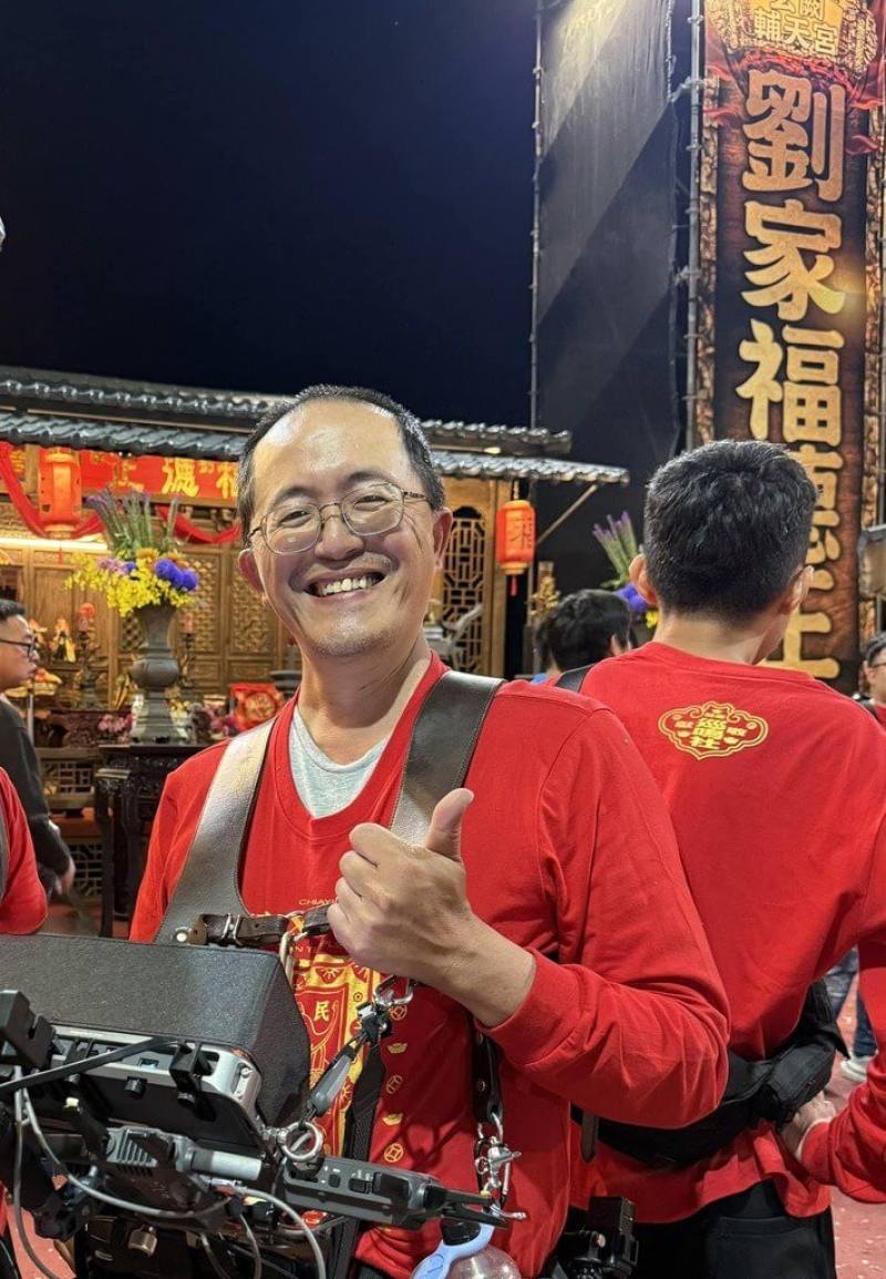 空拍師沈張鴻（前）與團隊透過空拍機捕捉到台北101大樓頂端在雲海的日出美景。8年前他因鍾愛高空景色投入空拍，如今成為他的正職。（沈張鴻提供）