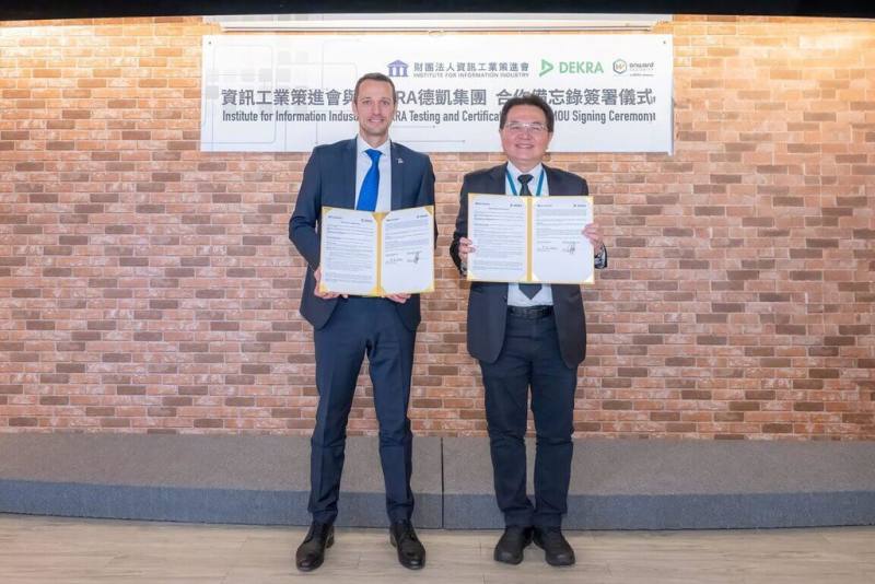 資策會20日跟DEKRA德凱集團及旗下安華聯網科技正式簽署戰略合作備忘錄，推動AI人工智慧與半導體資安認驗證的發展。圖為資策會副執行長蕭博仁（右）與DEKRA德凱集團全球網路安全總監Rubén Lirio（左）。（資策會提供）