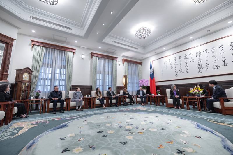 President Lai exchanges views with Arizona Governor Katie Hobbs.