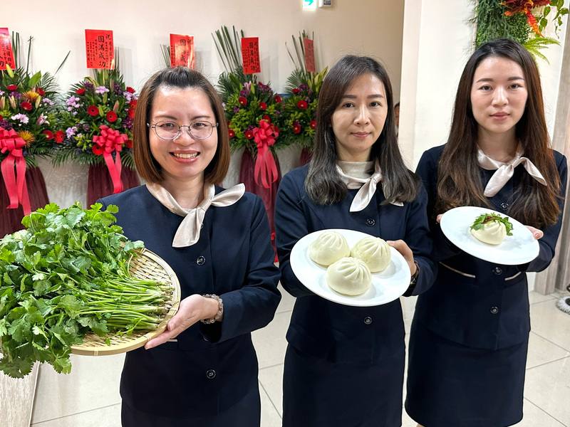 彰化縣北斗鎮農會為解決香菜產量多、價格下跌問題，結合在地食品廠商開發香菜豬肉包，期盼協助農民挺過價格波動帶來的挑戰，20日舉行行銷記者會