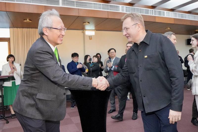 外交部政務次長吳志中向烏克蘭利沃夫（Lviv）市長薩多維（Andriy Sadovyy）握手致意