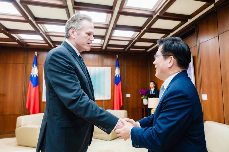 外交部長林佳龍（右）歡迎美國阿拉斯加州州長鄧利維（Mike Dunleavy）（左）率團訪台