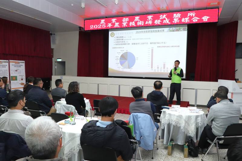 林所長向與會貴賓說明農試所研發成果