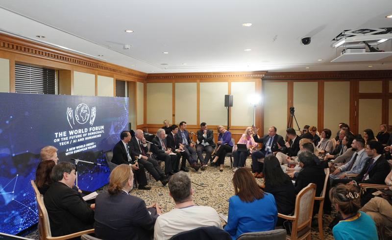 柏林世界論壇各國政要齊聚。在一場討論如何藉支持台灣保護全球民主的圓桌會議中，各國議員及政治工作者與會者圍坐，面對面分享各自的經驗與看法