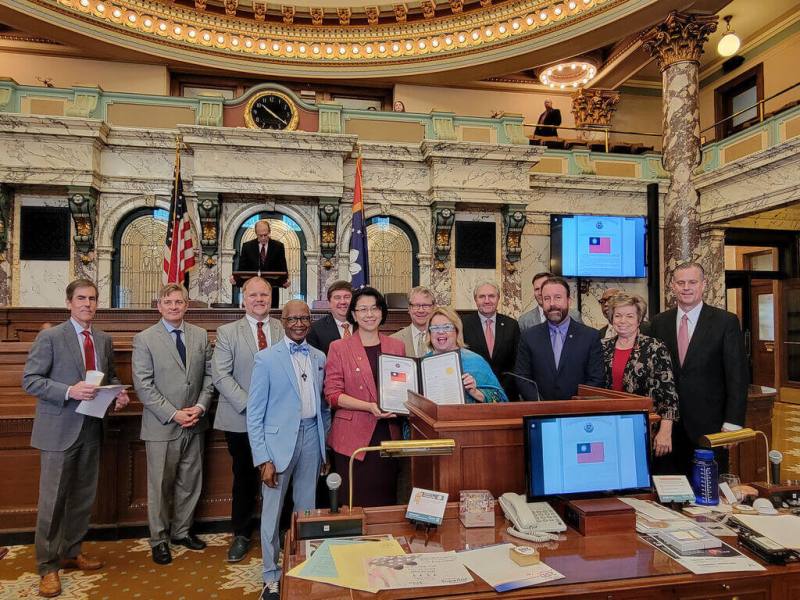 美國密西西比州參、眾兩院19日通過「與台灣友好及促進經貿合作關係」共同決議。駐休士頓辦事處處長蕭伊芳（前排左2）前往密西西比州州議會獲頒該決議書。（駐休士頓辦事處提供）