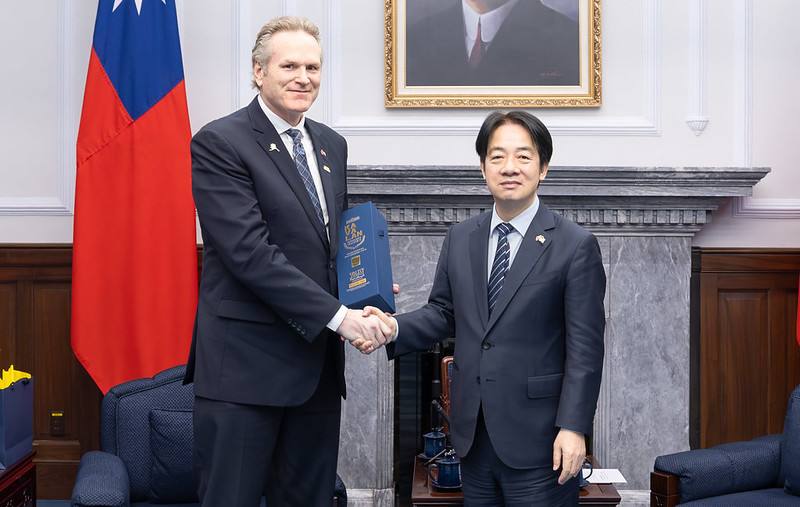 賴清德總統21日上午接見美國阿拉斯加州州長鄧利維（Mike Dunleavy）