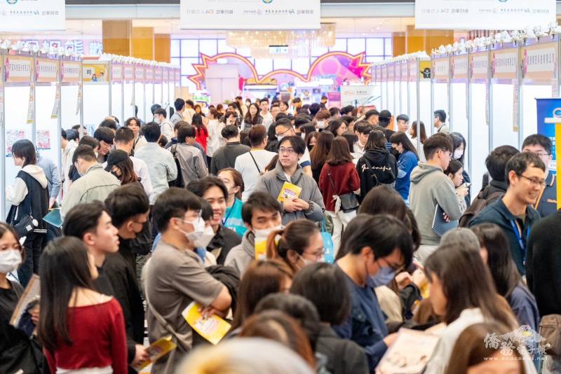 僑生於現場踴躍與企業面談，積極為留臺工作提前準備