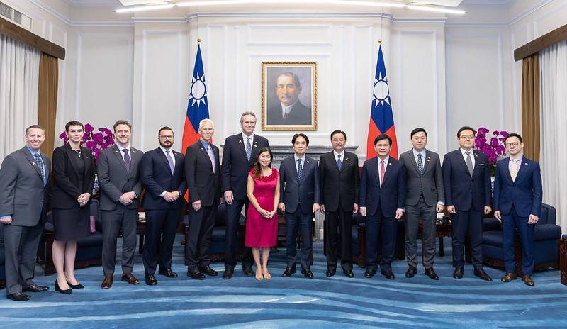 總統與美國阿拉斯加州州長鄧利維訪賓一行合影