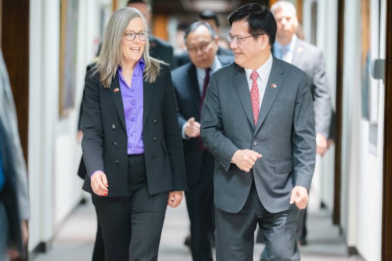 美國亞利桑那州長郝愷悌16日率團訪台，外交部長林佳龍18日宴款郝愷悌，並陪同郝愷悌晉見賴清德總統。(FB@林佳龍)