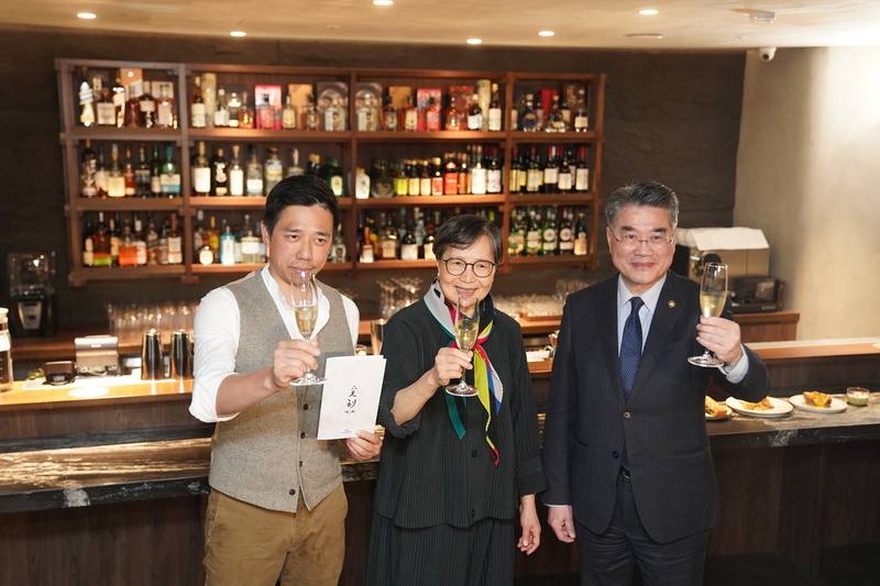 圓山大飯店與知名酒吧「Bar Mood Taipei 吧沐」強強聯手，共同打造「覓到by吧沐」酒吧，20日在台北圓山大飯店開幕，圓山飯店董事長葉菊蘭（中）、總經理方遠懷（右）與吧沐創辦人吳盈憲（Nick Wu）（左）在吧台前舉杯合影