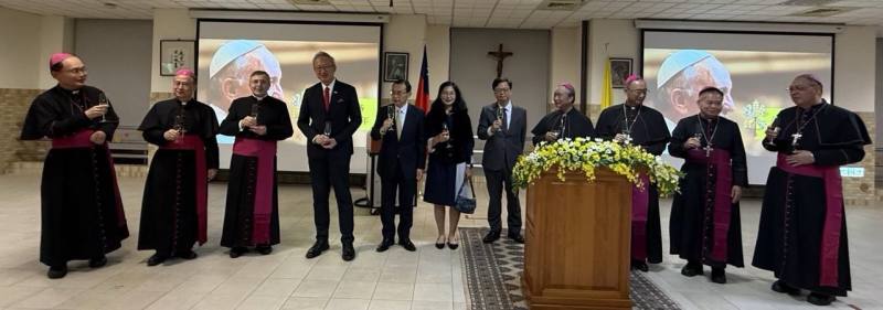 教廷大使館代辦馬德範蒙席（Msgr. Stefano Mazzotti，左三）邀請外交部政務次長吳志中（左四）、我國新任駐教廷大使賀忠義夫婦及歐洲司司長黃鈞耀向現場賓客祝酒