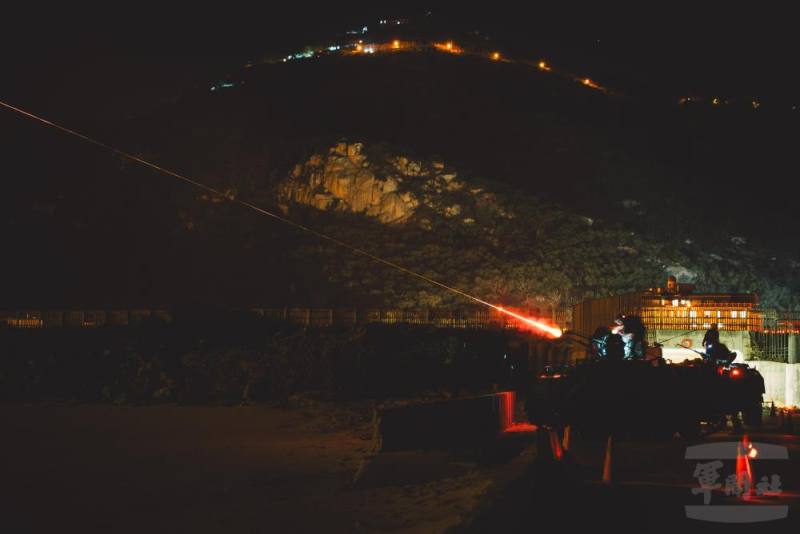 砲火軌跡劃破天際，場面震撼