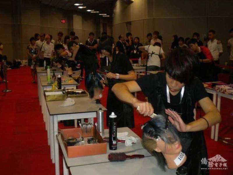 陳泇均(右1)在馬來西亞擔任美髮師期間，參加具有指標性的IBE國際美髮大賽