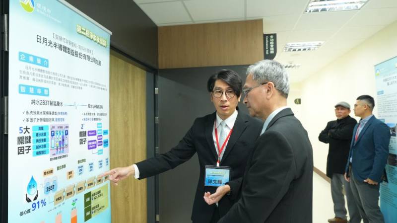 葉俊宏次長聽取獲獎單位的成果說明