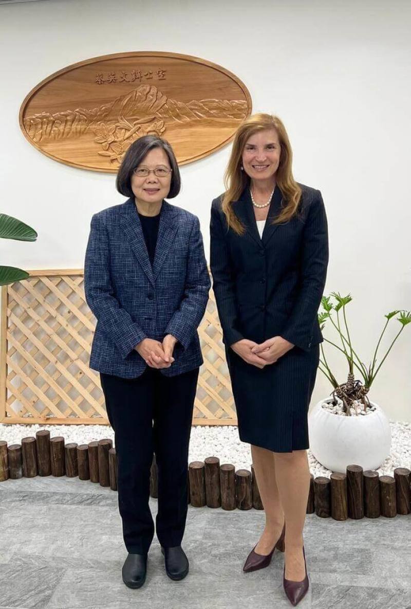 前澳洲駐台代表露珍怡（Jenny Bloomfield，右）來台參與玉山論壇，19日會晤前總統蔡英文（左）。（露珍怡提供）