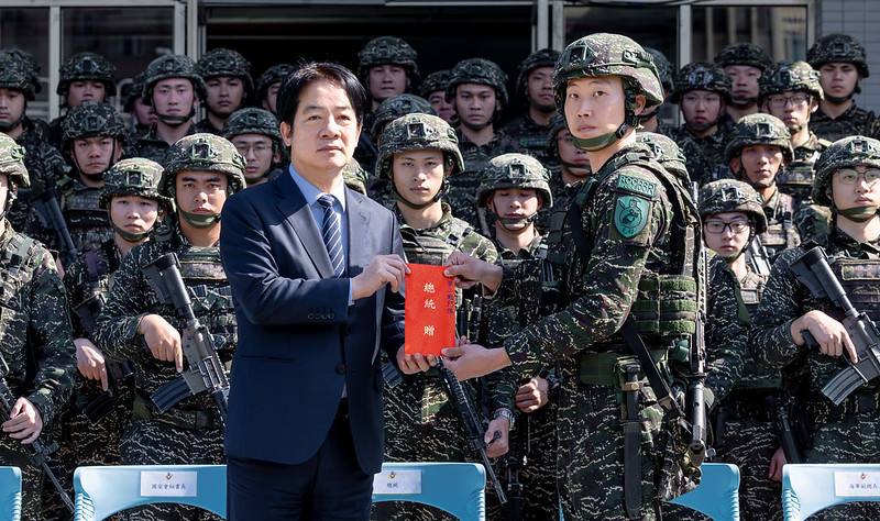 總統頒發加菜金慰勉官士兵辛勞