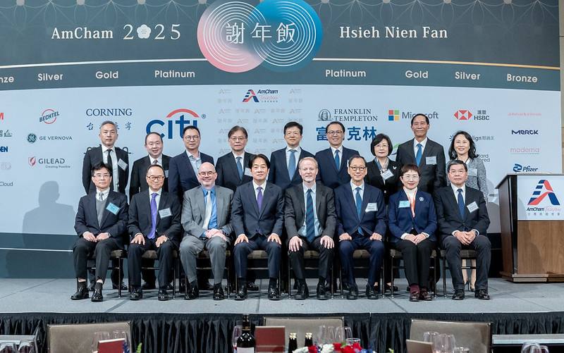 President Lai poses for a photo with participants attending the 2025 Hsieh Nien Fan hosted by the AmCham Taiwan.