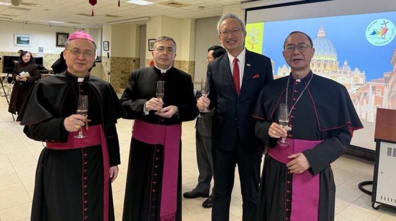 外交部政務次長吳志中（右二）與教廷大使館代辦馬德範蒙席（Msgr. Stefano Mazzotti，左二）、天主教會台灣地區主教團主席李克勉主教、嘉義教區浦英雄主教合影