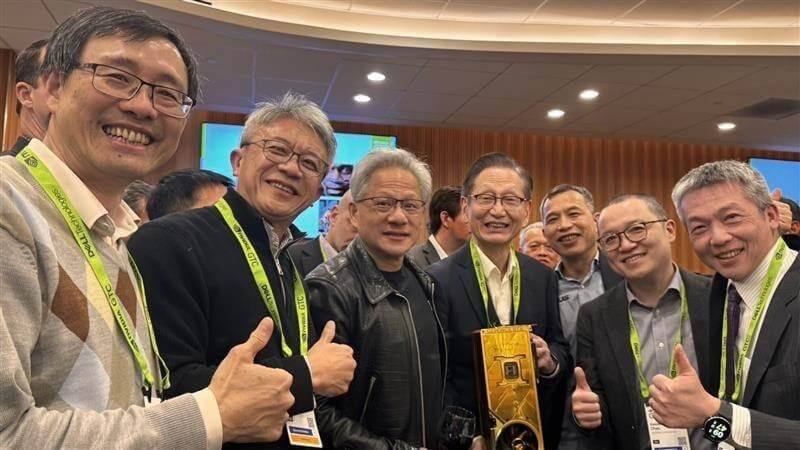 黃仁勳（左3）在輝達GTC大會期間與台灣供應鏈夥伴餐敘，華碩董事長施崇棠（左4）等台灣科技公司高層出席。（華碩提供）