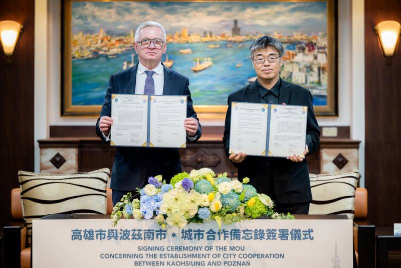 波蘭波茲南市長雅斯維亞克（Jacek Jaśkowiak）（左）20日率團拜會高市府，並與高市副市長李懷仁（右）簽署城市合作備忘錄。（高雄市行政暨國際處提供）