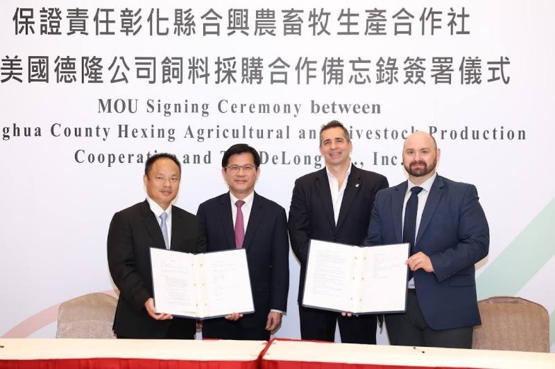 外交部長林佳龍（左二）與美國在台協會農業組組長王睿珂（Erich Kuss）（右二）共同見證簽署儀式。