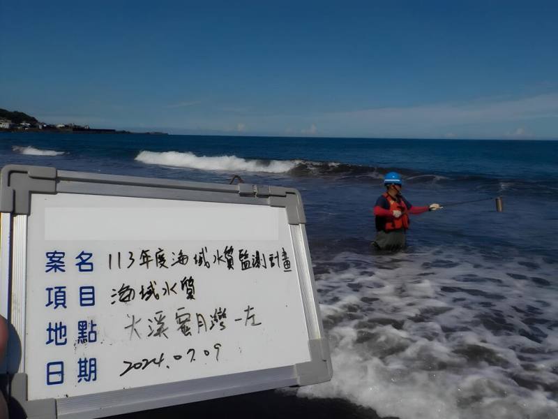 3月22日是世界水資源日，海保署發布113年海域水質監測年報，113年水域活動高峰期間大部分海灘水質屬「優良」，顯示適合進行親水活動。台灣周邊海域水質也普遍良好。（海保署提供）