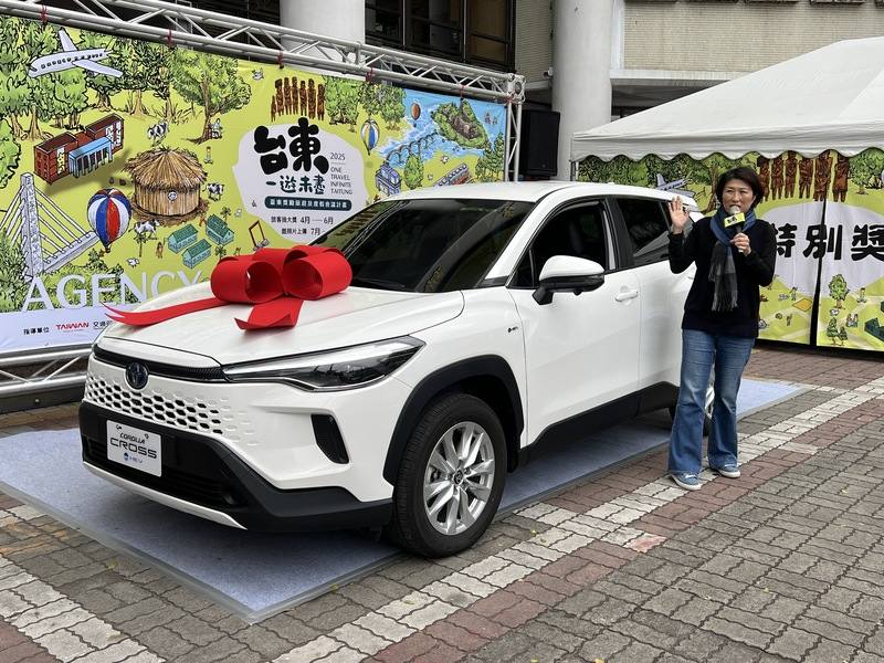 為持續活絡國內旅遊市場，吸引更多遊客體驗台東之美，台東縣長饒慶鈴（圖）21日表示，縣府推出「台東一遊未盡」一系列豐富獎勵措施，自4月1日起，不論是自由行或團體遊客，只要持入住證明或住宿發票、收據等，6月底前上傳至活動官網可取得抽獎資格