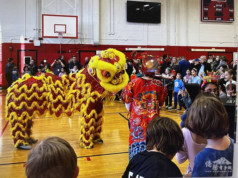舞獅吸引現場民眾觀看認識臺灣文化