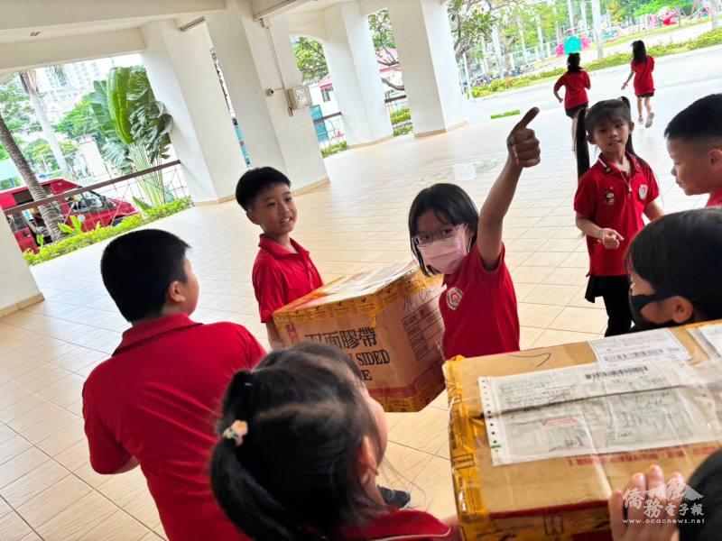 胡志明臺灣學校及高雄市烏林國小兩校藉由寄送包含兩地特色零食及文化用品的交流箱給對方