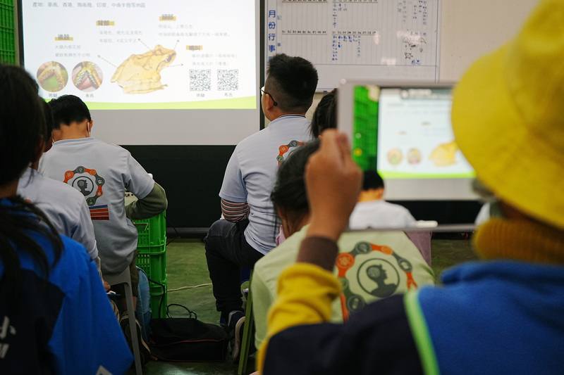 屏東縣仁愛國小學童參與觀賞蛙養殖場「蛙一堆」生態教育課程，認識蛙類保育議題，包含在台原生種、入侵種，以及如何以人工繁殖取代濫捕