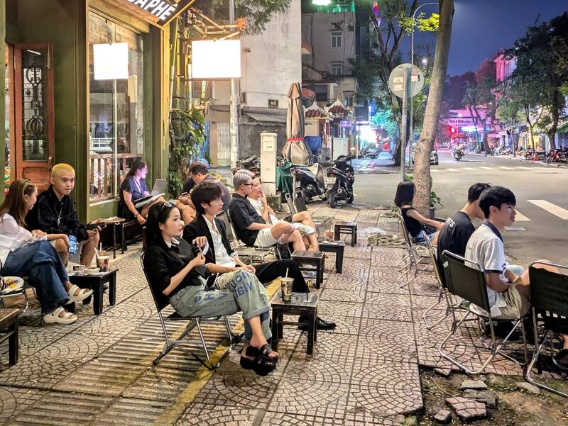 越南咖啡文化有很濃厚的街邊風情，民眾也較喜歡喝摻雜糖奶等其他成分的調味咖啡。儘管越南是咖啡王國之一，但人均咖啡消費量每年僅約2.2公斤，不到全球平均的一半。圖攝於113年10月11日