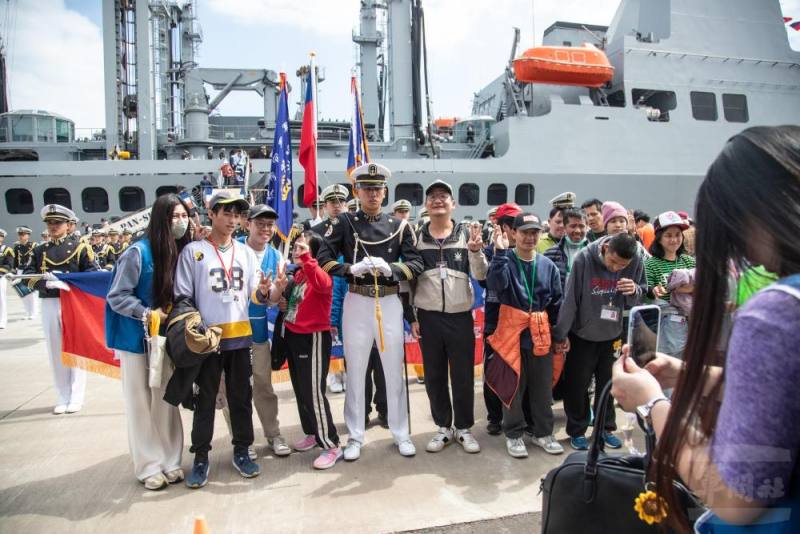 民眾熱情與官兵合影