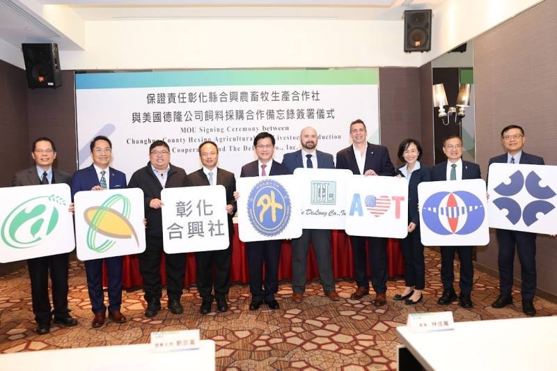 與會貴賓合影。（外交部長林佳龍（左五）、農業部簡任技正馮一鉞（左一）、美國穀物協會駐臺代表盧智卿（左二）、立法委員蔡易餘（左三）、合興社理事主席劉芸富（左四）、中華民國對外貿易發展協會副秘書長周秀隆（右一）、中小企業信用保證基金董事長魏明谷（右二）、外交部國經司司長連玉蘋（右三）、美國在臺協會農業組組長王睿珂（Erich Kuss）（右四）、美國德隆公司資深外銷經理Brian Arnold（右五））。