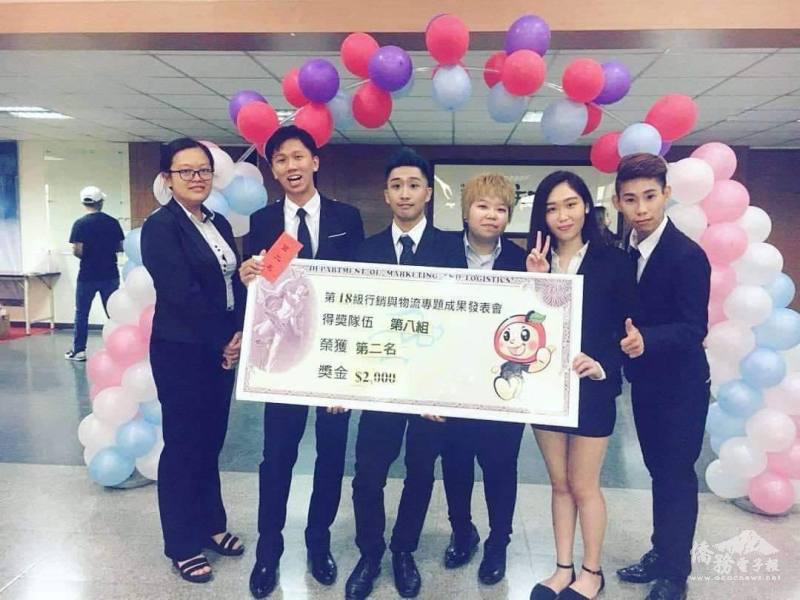 陳泇均(右1)來臺就讀明道大學海青班行銷與物流學系。圖為畢業專題發表獲得第二名