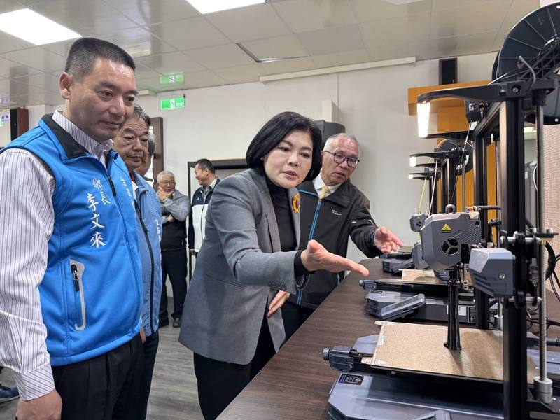 教育部國教署協助雲林在斗六、虎尾等鄉鎮成立5所科技中心，雲林縣府自籌經費設置台西自造教育及科技中心；台西科技中心21日啟用，縣長張麗善（前左2）說，代表雲林智慧科技教育網絡補足最後一塊拼圖