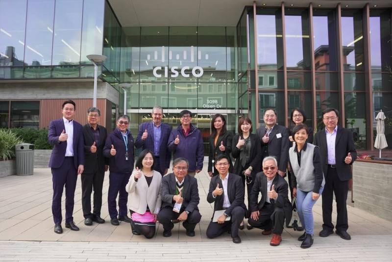 高雄市長陳其邁（後左5）率領市府團隊前往美國矽谷與聖荷西進行為期5天的參訪，高市府表示，此次出訪成果豐碩，更讓世界看見高雄作為智慧城市的願景與成績。圖為高市府訪團拜會科技公司思科（Cisco）。（高雄市經發局提供）