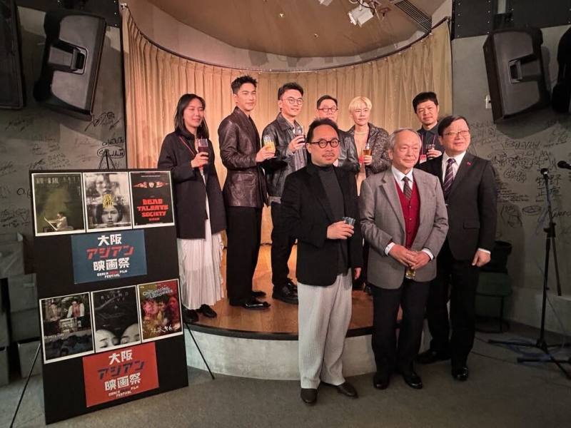 大阪亞洲影展主辦單位21日在大阪舉辦台灣電影特集活動開幕式及上映會台灣之夜，多位台灣導演出席。（前排左起）台灣文化中心主任曾鈐龍主任、大阪亞洲影展執行委員會委員長上倉庸敬、駐大阪辦事處處長洪英傑。（文化部駐日台灣文化中心提供）