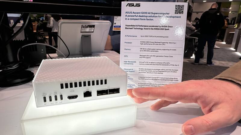 輝達GTC大會推出個人AI超級電腦DGX Spark，華碩為合作廠商之一，華碩開發的個人AI超級電腦外觀為白色