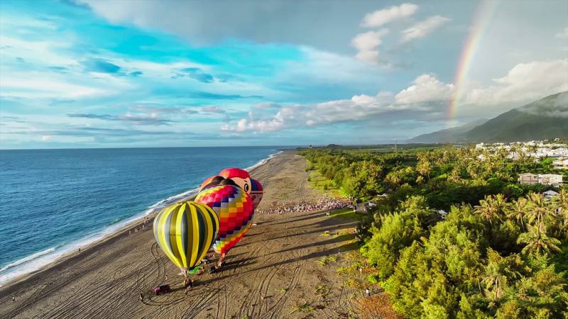 台東縣政府表示，交通部觀光署日前公布台灣觀光100亮點，其中入選的太麻里曙光園區是迎接第一道曙光最佳地點，每年元旦吸引眾多遊客前來，壯麗日出美景令人驚嘆。（台東縣政府提供）