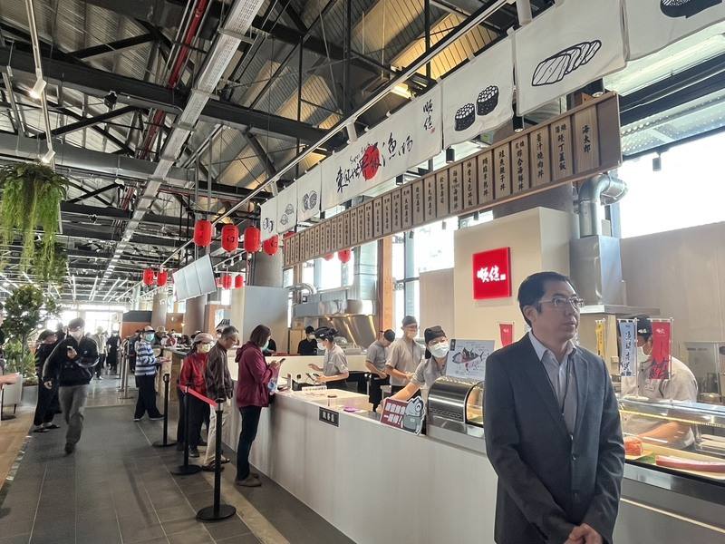高雄鼓山魚市場「新濱町海洋廚房」22日開幕，引進15家日本、台灣餐飲品牌，讓民眾方便享受美食