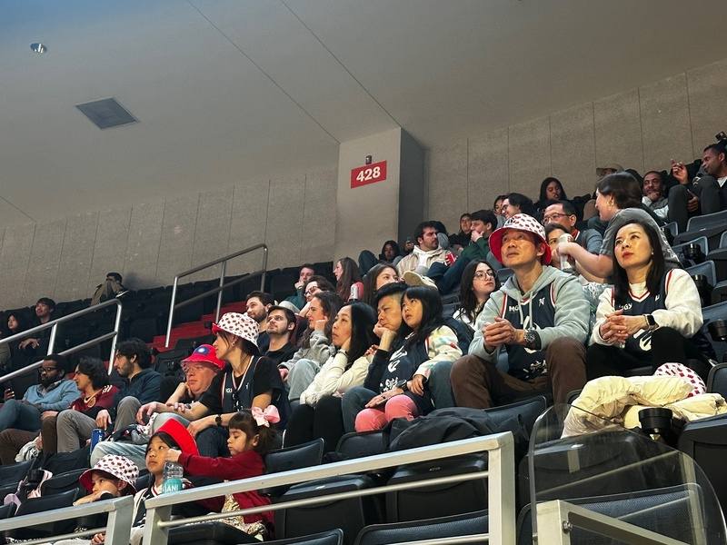 首場美國職籃NBA「巫師隊台灣日」21日在華府登場，不少球迷戴著印有中華民國國旗圖樣的帽子、穿著寫有台灣字樣的藍色球衣，為巫師隊加油