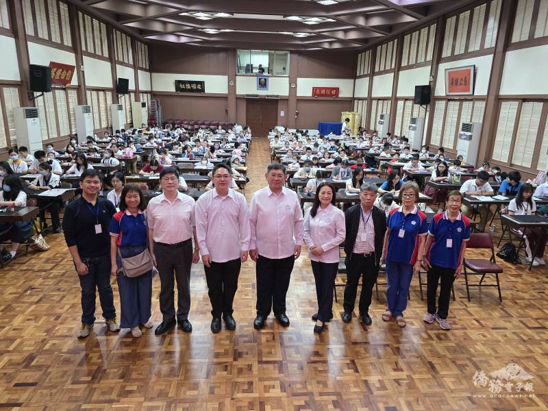 莊博智（左4）、梁崇偉（左3）與黃仲廷（中）、梁俊如（右4）等人合影