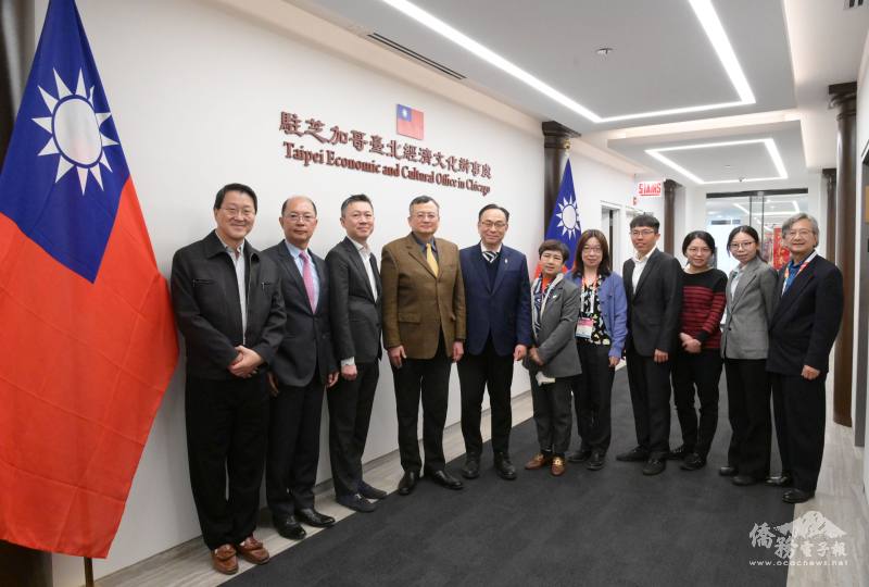 駐芝加哥辦事處處長類延峰 (左四 ) 、臺灣模具公會理事長張和明 (左五 ) 、經濟組、臺貿中心、商界及僑界領袖合影