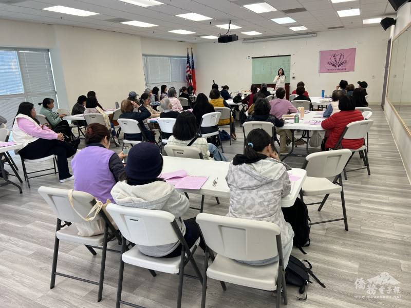 與會人員專心聽講員吳欣怡(站立者)主講《人生若只如初見：紅樓夢裡寶黛的前世今生》