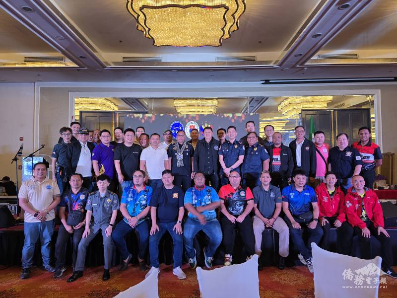 曾赴臺參加「菲華青年消防研習營」以及「臺日菲消防高階幹部研習營」的菲華打火兄弟和警消與馬尼拉市政府災害防救中心主任洪溪利斯（第二排中）合影
