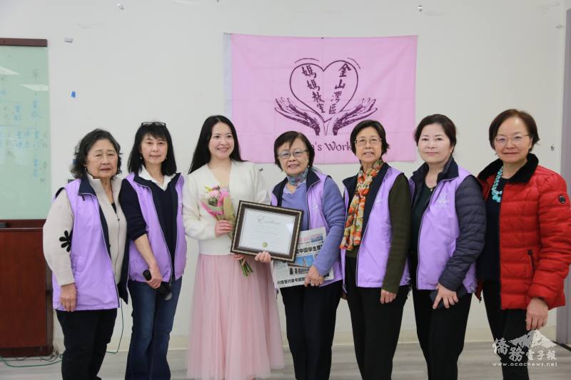 媽媽教室負責人高玉麗(中)贈送感謝狀給講員吳欣怡(左三)