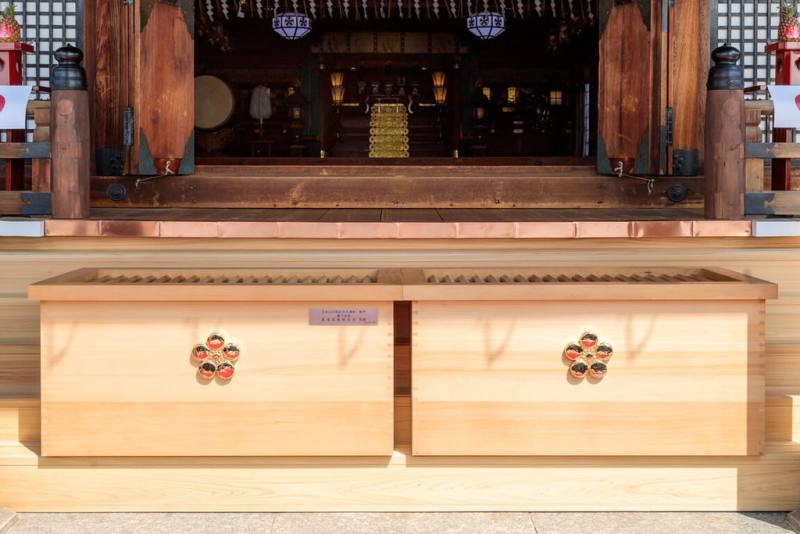 嘉義縣政府訪問團赴日交流，致贈山口縣防府天滿宮以阿里山檜木製成的賽錢箱，正面寫有「臺日友好」、「臺灣嘉義縣政府敬贈」等字樣，22日啟用。（嘉義縣政府提供）