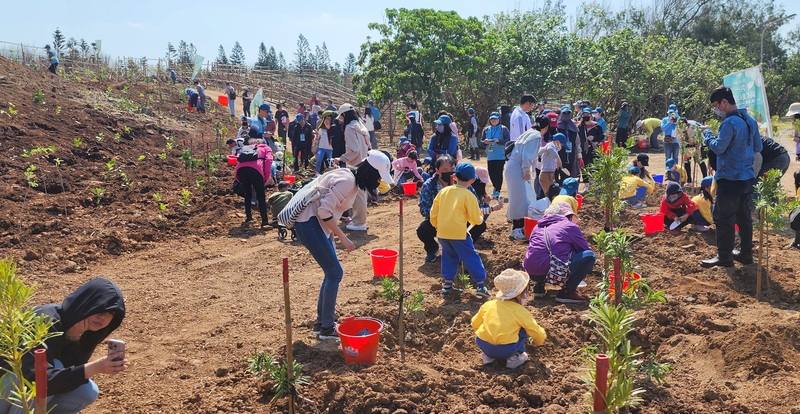澎湖地區「織一片生態綠網 攜手護林新篇章」植樹活動，22日在國家級的青螺濕地生態園區舉辦