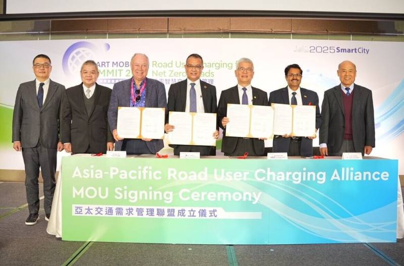 遠通電收進軍海外市場，移植台灣經驗且成效佳，日前主導設立「亞太道路收費聯盟」，由中華智慧運輸協會（ITS Taiwan）理事長施義芳（右3）代表台灣，與泰國、印度、紐西蘭代表共同簽署合作備忘錄。（遠通電收提供）